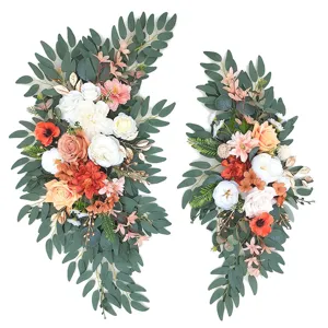 Gros plan détaillé de la composition florale artificielle pour arche de mariage avec des roses.