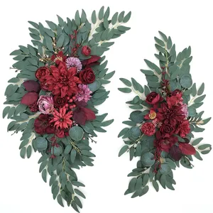 Ensemble de fleurs d'arche de mariage en soie avec roses bordeaux et eucalyptus.