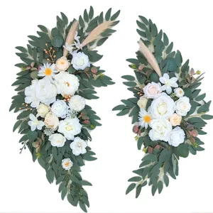 Ensemble de fleurs artificielles pour arche de mariage, roses blanches et eucalyptus.