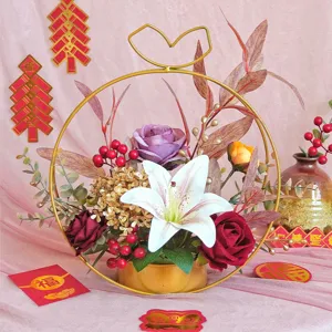 Cesto di fiori in ferro dorato fiore artificiale decorazione di capodanno design realistico.