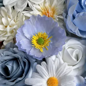 Nahaufnahme von gemischten künstlichen Seidenblumen für Hochzeitsdeko und DIY Geschenke.