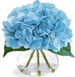 Hortensia bleu artificiel dans un vase en verre transparent avec de l'eau fausse.
