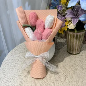 Détail de bouquet de tulipes au crochet fait main avec des points de fil et emballage rose.
