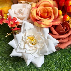 Détail en gros plan d'arrangement de fleurs artificielles d'automne, fausses roses.