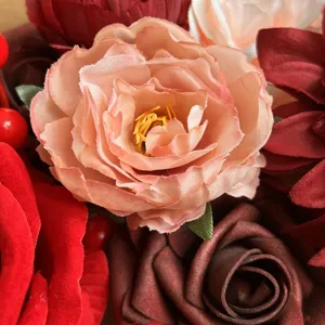 Gros plan détaillé de fleurs artificielles, bouquet de pivoines et roses artificielles déco.