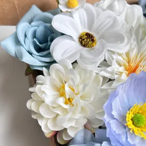 Wunderschöne künstliche Blumen für DIY-Geschenkboxen, Hochzeitssträuße und Heimdekoration.