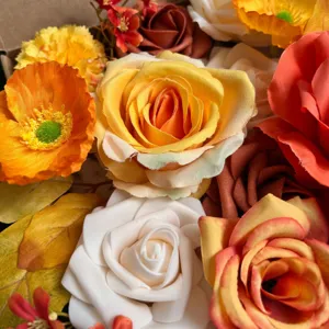 Vue rapprochée détaillée de fleurs artificielles d'automne pour bouquets et déco.