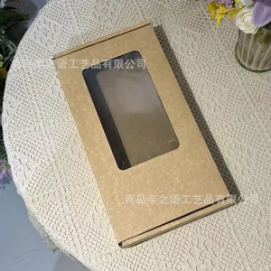 Boîte cadeau en papier kraft avec fenêtre transparente pour bouquet, style élégant naturel.