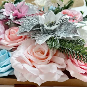 Détail de fleurs artificielles, bouquet de roses roses et bleues pour décoration