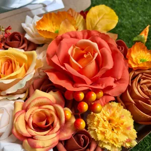 Gros plan sur les fleurs artificielles d'automne DIY, montrant des roses et des baies.