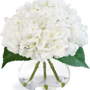 Gros plan détaillé de la composition florale d'hortensia blanc artificiel dans un vase.