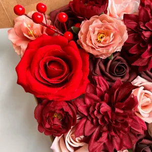 Gros plan détaillé de roses rouges artificielles, pivoines roses et baies pour déco.