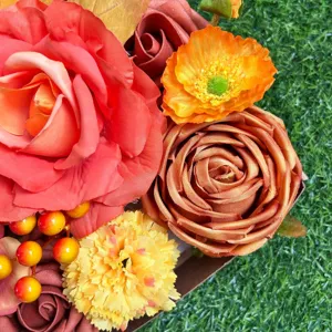 Détail fleurs artificielles, roses en soie d'automne et baies pour boîtes cadeaux et mariage.