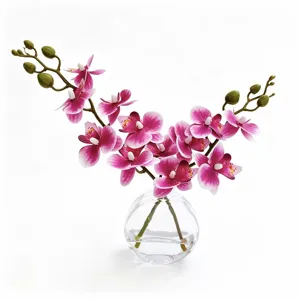Gros plan détaillé d'orchidée rose artificielle avec vase en verre pour décoration.
