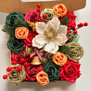 Magnifique coffret cadeau DIY de fleurs artificielles de Noël avec roses et belles cloches.