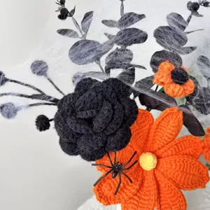 Detalle de flor artificial de ganchillo de Halloween, decoración floral hecha.