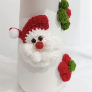 Dettaglio decorazione vaso Babbo Natale all'uncinetto fatto a mano, artigianato regalo festa.