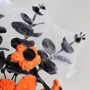Detalle de flores artificiales de Halloween de ganchillo, decoración de hogar naranja negra.