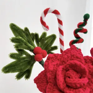 Fiore di rosa di Natale all'uncinetto artigianale dettaglio scovolino decoro casa.