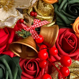 Fleurs artificielles de Noël ensemble déco DIY avec cloches dorées, baies rouges et roses.