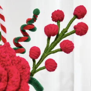 Dettaglio fiore artificiale di Natale in scovolino fatto a mano, decorazione lana.