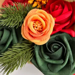 Gros plan de fleurs artificielles montrant des roses en tissu colorées et des aiguilles de pin.