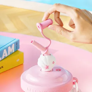 Hübscher rosa Plastik Strohhalmbecher mit Muschel Design, tragbare Trinkflasche für den Alltag.