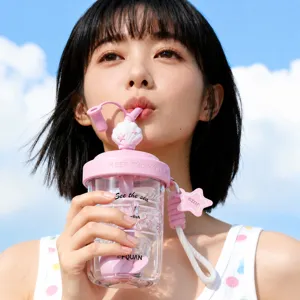 Rosa Plastik Trinkhalm Becher mit Muschel Seestern Dekor und tragbarer Kordel im Alltag.