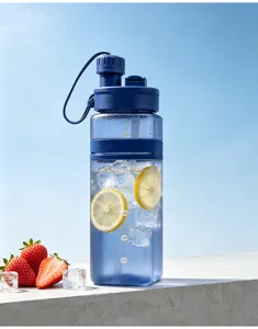 Detailansicht der tragbaren blauen Kunststoff-Wasserflasche mit Strohhalm und Skala.