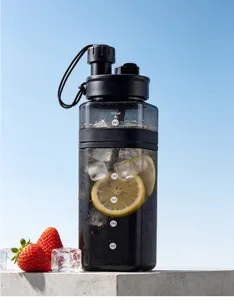 Detailansicht der großen Kunststoff-Trinkwasserflasche mit Skala und praktischem Strohhalm.
