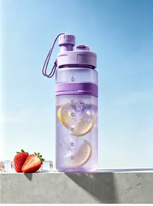 Nahaufnahme des lila tragbaren Plastikwasserflasche mit Kapazitätsskala und frischem Obst.