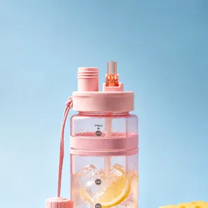 Rosa große Kunststoff-Wasserflasche mit Strohhalm und Gurt für Fitness und Sport.