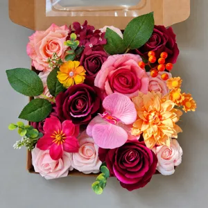 Boîte cadeau de fleurs artificielles avec roses et pivoines mélangées pour la décoration et mariage.