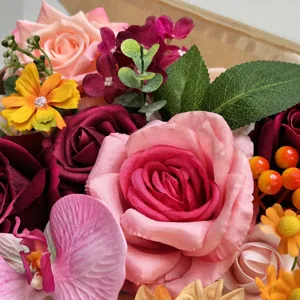 Gros plan détaillé de roses et hortensias artificiels colorés, parfait pour la composition.