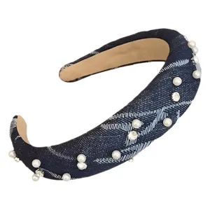 Elegante cerchietto in denim blu scuro decorato con perle bianche e strass brillanti