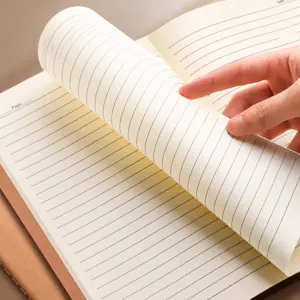 Quaderno in carta kraft con pagine a righe, carta spessa da 80g per scrittura fluida senza sbavature.