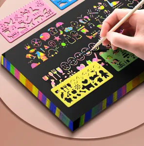 Set di carta graffio con fogli neri, stencil in plastica colorati e stilo in legno per bambini.
