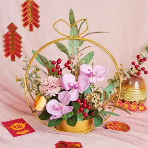 Cesto di fiori in ferro dorato orchidea artificiale decorazione capodanno vista dettagliata