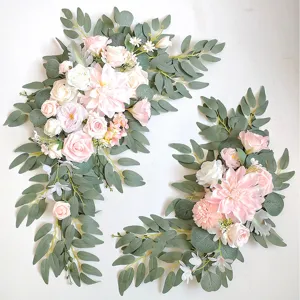Detailaufnahme des handgefertigten künstlichen Hochzeitsbogen-Blumensets mit Rosen und Eukalyptus.