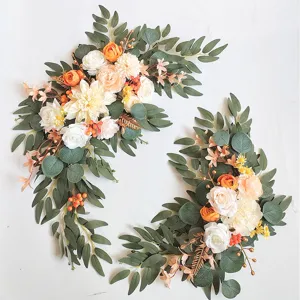 Handgemachte Hochzeitsbogen Blumen Gesteck Set mit Rosen und Eukalyptusblättern.