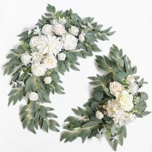 Nahaufnahme Detail von handgefertigten weißen Rosen Eukalyptus Hochzeitsbogen Blumendekor.
