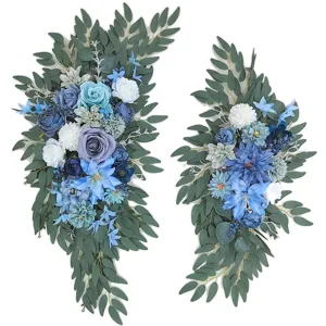Vue détaillée de fleurs d'arc de mariage artificielles, déco florale bleue et blanche.