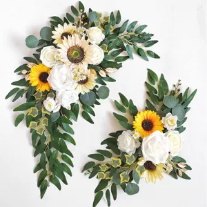 Handgefertigte Hochzeitsbogen Blumen Set mit künstlichen Sonnenblumen und weißen Rosen.