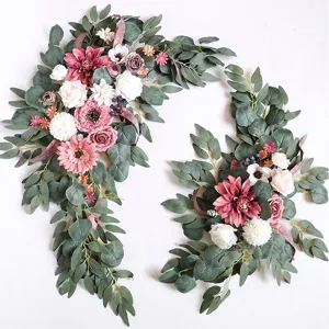 Vue détaillée de fleurs artificielles faites à la main pour arche de mariage et eucalyptus.