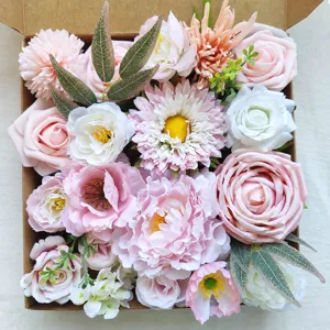 Vue détaillée de fleurs en soie artificielle rose dans une boîte cadeau pour mariages.