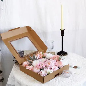Fleurs artificielles en soie rose dans une boîte cadeau en kraft déco de mariage