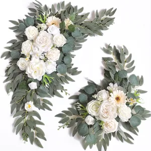 Ensemble de fleurs artificielles faites à la main pour arche de mariage avec roses blanches.