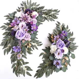 Détail de fleurs d'arche de mariage faites à la main, roses violettes blanches et eucalyptus.