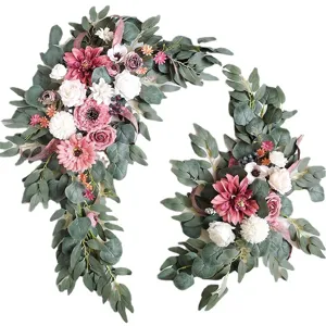 Ensemble de fleurs d'arche de mariage faites à la main avec des roses roses et eucalyptus.