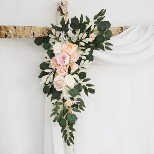 Décoration d'arche de fleurs artificielles en soie rose pour mariage, style frais et élégant.